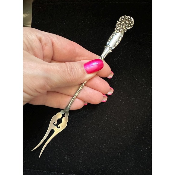 Antique Reed & Barton Sterling Pickle / Olive Fork La Reine - Picture 6 of 6